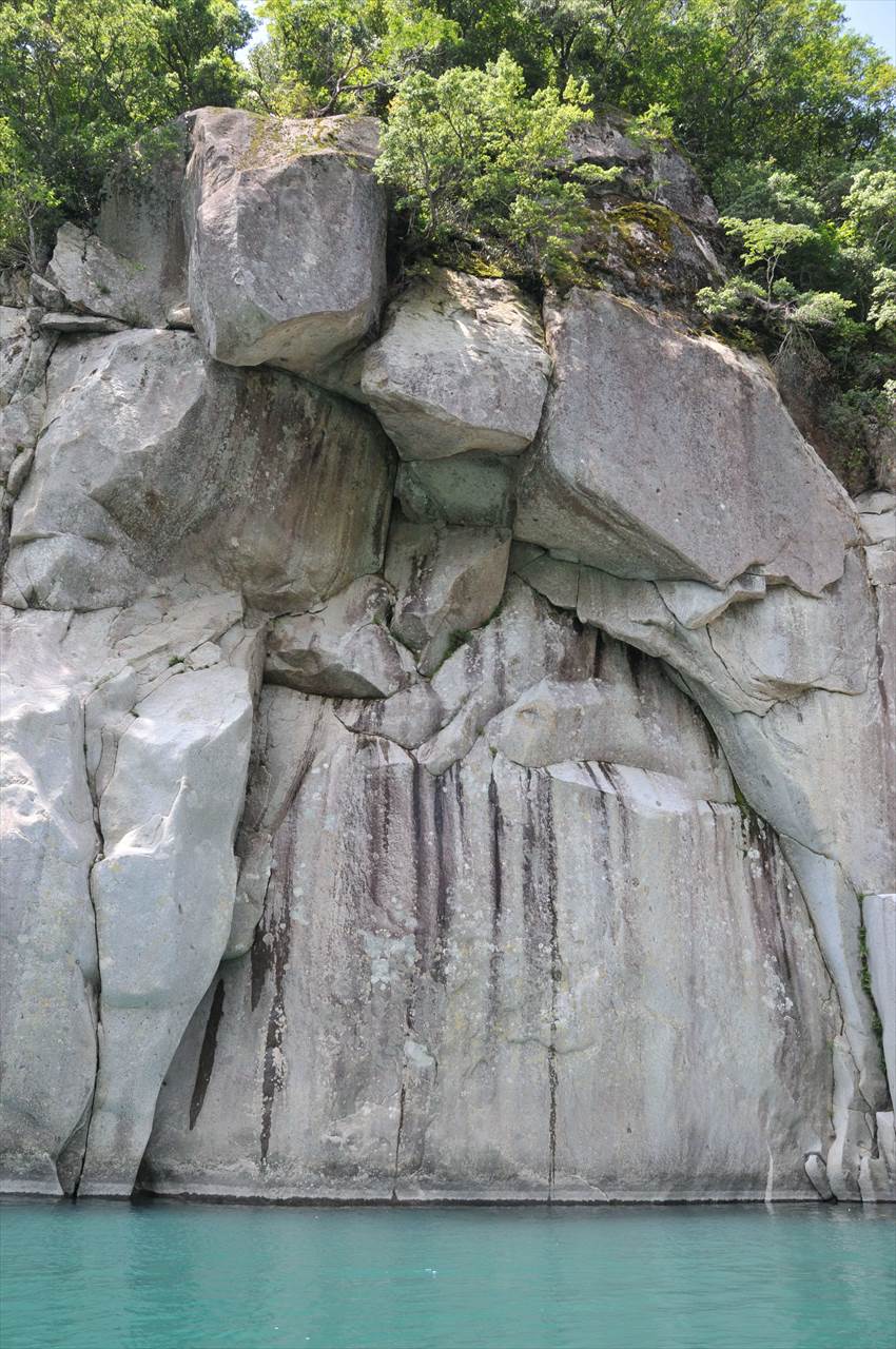 熊野川の釣鐘石